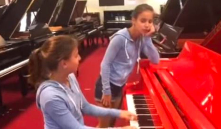 Twin Sisters Bring the House Down With Epic Boogie-Woogie Jam in Piano Store – WATCH